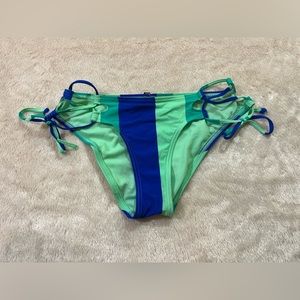 ✨ 3/$25 ✨ - La Vie En Rose Scrunch Striped Bikini Bottoms M